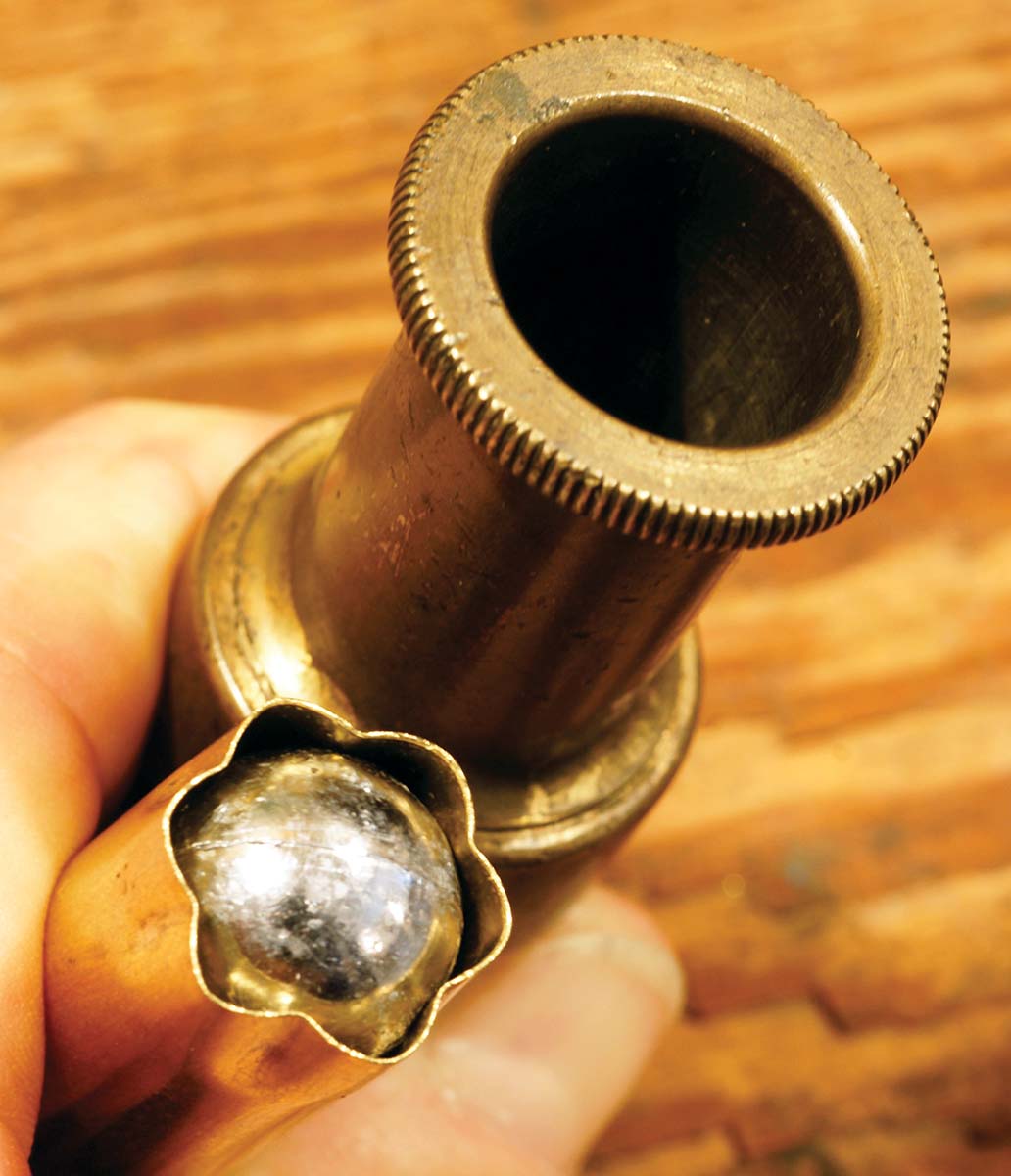 Original Kynoch crimping die for brass 20-gauge cases, with a new cartridge scallop-crimped using a die made by Bob Hayley. With the original die, the crimp is applied using an arbor press, but Bob made his crimping die to fit in a Hollywood Jr. press.
